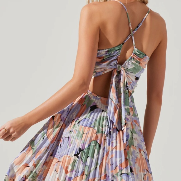 LIKE NEW ASTR the Label Blythe Floral Plisse Midi Dress - Picture 3 of 8